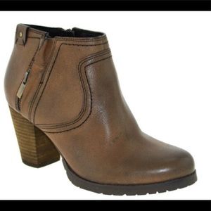 NEW Clarks Mission Halle Brown Ankle Boots